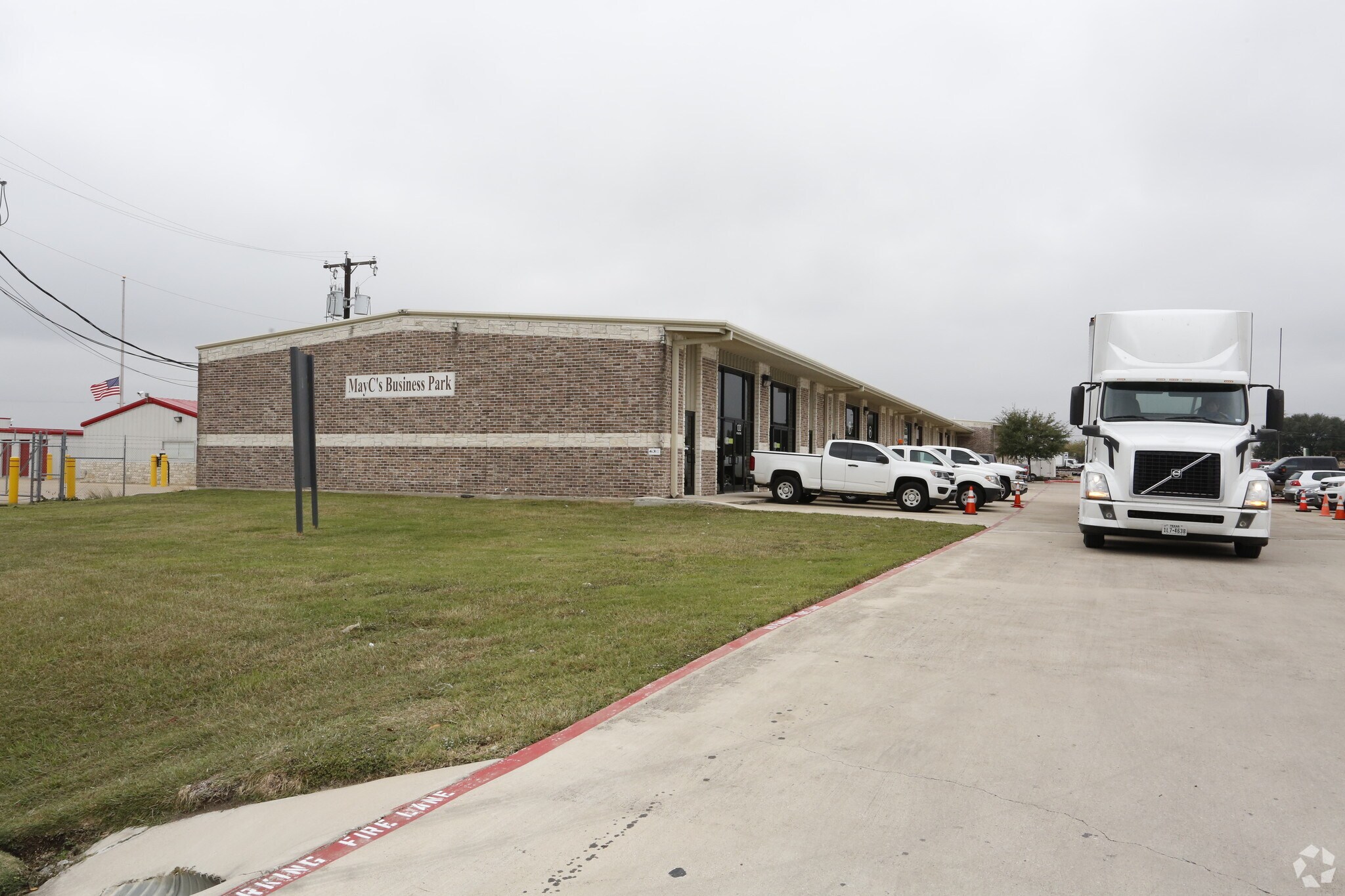 636 W Front St, Hutto, TX à louer Photo principale– Image 1 sur 13