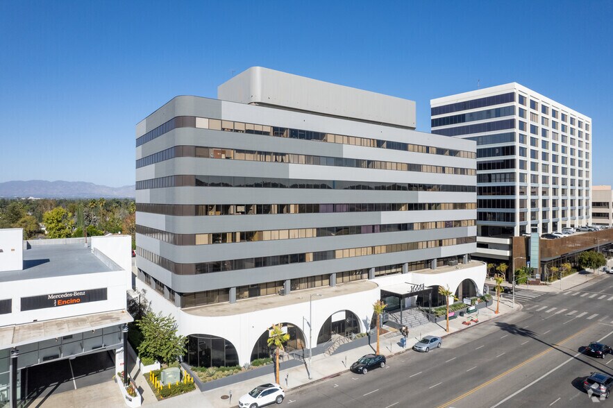 16661 Ventura Blvd, Encino, CA à louer - Photo de l’immeuble – Image 2 sur 9
