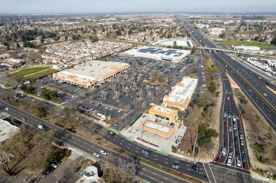 8451-8475 Elk Grove Blvd, Elk Grove, CA à louer - Photo de l’immeuble – Image 2 sur 4