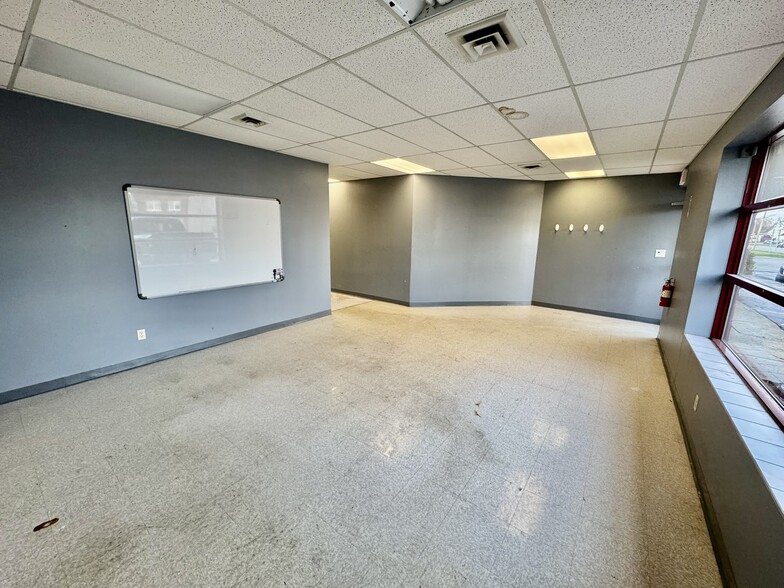 642 Sheridan Dr, Tonawanda, NY à louer - Photo de l’immeuble – Image 3 sur 17