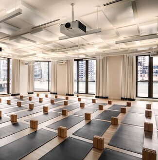 Plus de détails pour 577 Wellington St W, Toronto, ON - Local commercial à louer