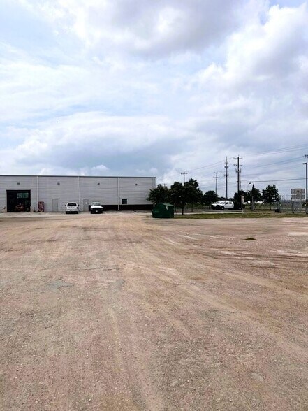 18680 Marbach Ln, San Antonio, TX à louer - Photo de l’immeuble – Image 3 sur 8