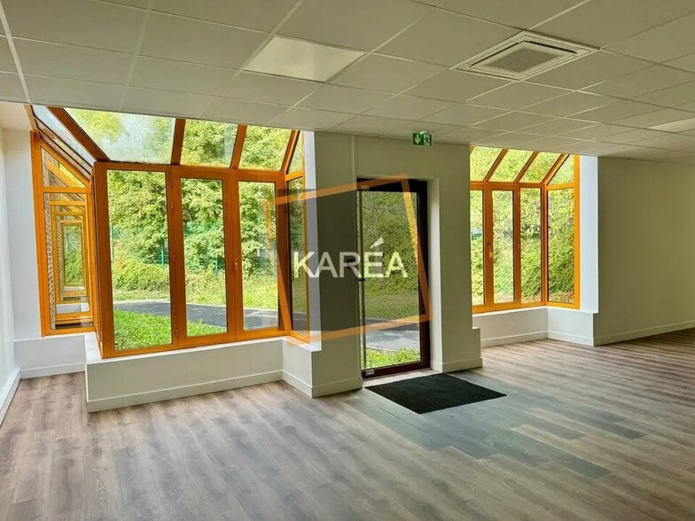 Local d’activités dans Croissy-Beaubourg à louer - Photo de l’immeuble – Image 1 sur 5