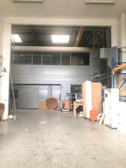 Local d'activités dans Montigny-le-Bretonneux à vendre - Photo de l’immeuble – Image 2 sur 33