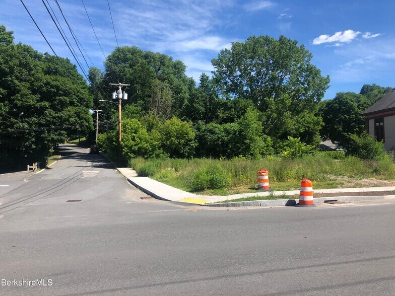 50 Commercial St, Adams, MA à vendre - Photo de l’immeuble – Image 2 sur 2