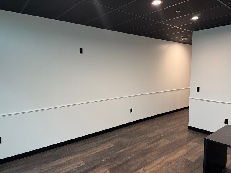 1701 W Royal Ln, Irving, TX à louer - Photo intérieure – Image 2 sur 20
