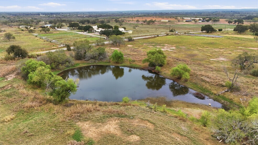 1211 Leissner School Rd, Seguin, TX à vendre - Photo de l’immeuble – Image 3 sur 36