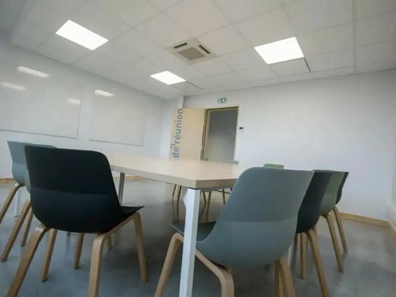 Bureau dans Sainte-Savine à louer - Photo de l’immeuble – Image 2 sur 10