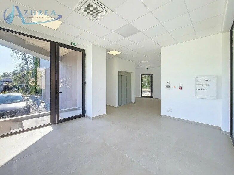 Bureau dans La Colle-sur-Loup à louer - Photo de l’immeuble – Image 1 sur 4