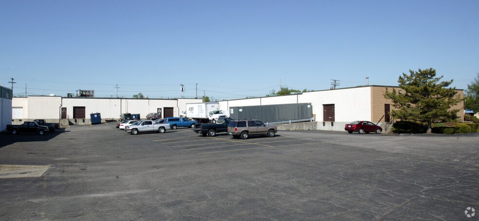 860A Waterman Ave, East Providence, RI à louer - Photo de l’immeuble – Image 3 sur 5