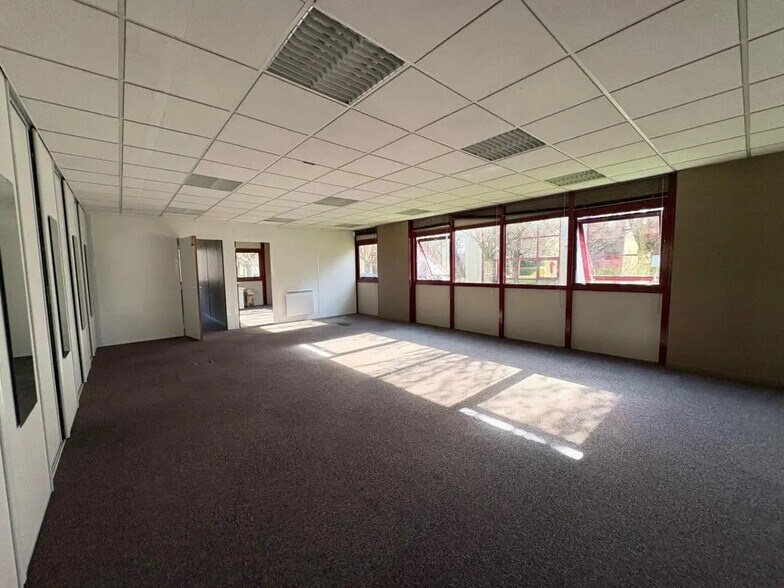 Bureau dans Pontoise à louer - Photo de l’immeuble – Image 1 sur 8