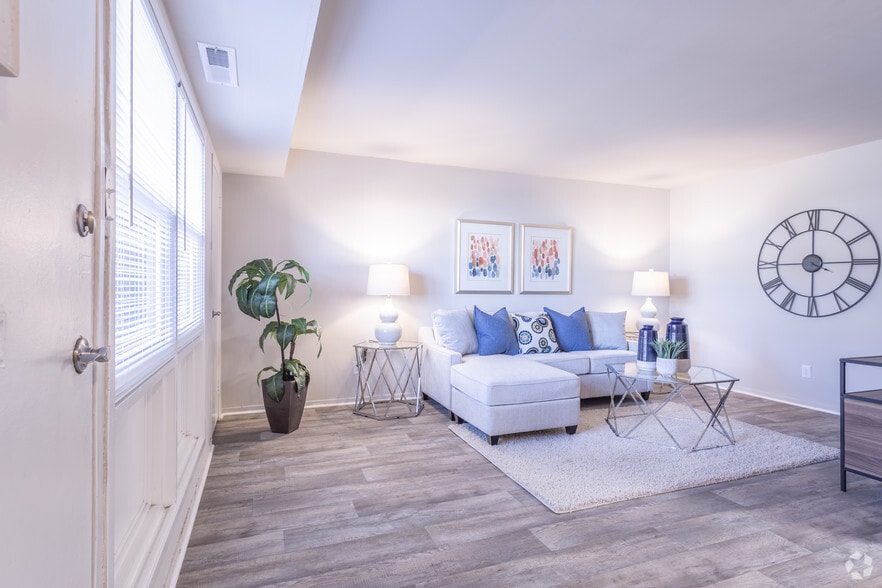 272 W Bay Ave, Norfolk, VA à vendre - Photo intérieure – Image 2 sur 45
