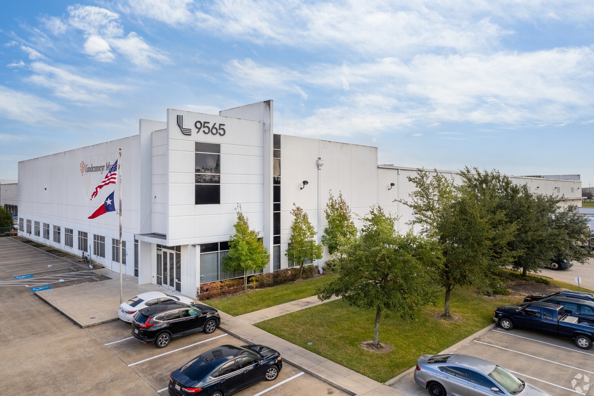 9565 W Wingfoot Rd, Houston, TX à louer Photo principale– Image 1 sur 7