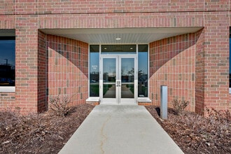39675 MacKenzie Dr, Novi, MI à louer Photo de l’immeuble– Image 1 sur 7