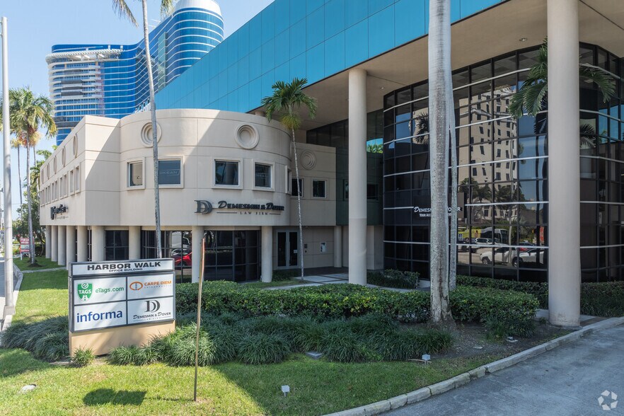 1650 SE 17th St, Fort Lauderdale, FL à louer - Photo de l’immeuble – Image 3 sur 14