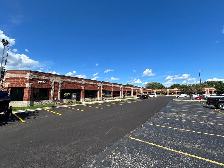 2230 Point Blvd, Elgin, IL à louer - Photo de l’immeuble – Image 3 sur 20