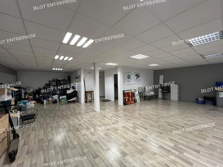 Bureau dans Vezin-le-Coquet à louer - Photo de l’immeuble – Image 2 sur 5