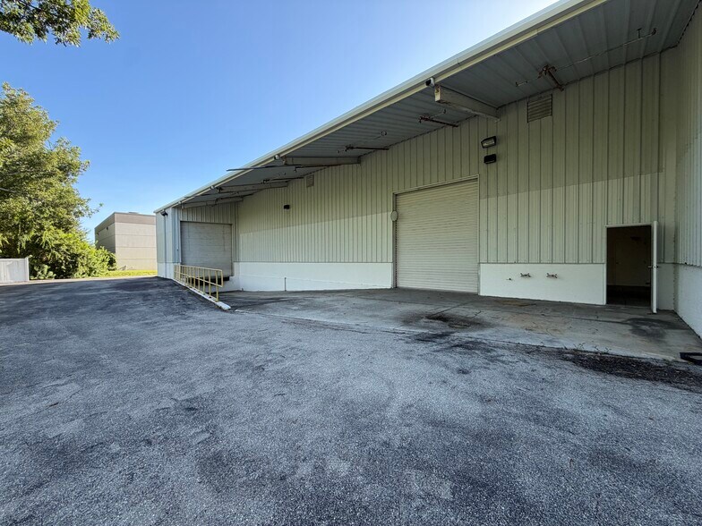 12180 Metro Pky, Fort Myers, FL à louer - Photo de l’immeuble – Image 3 sur 8