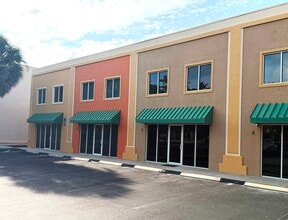 1035 Collier Center Way, Naples, FL à louer Photo de l’immeuble– Image 1 sur 10
