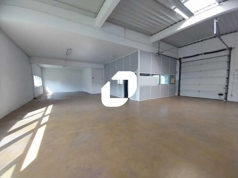 Local d’activités dans Trappes à louer - Photo de l’immeuble – Image 2 sur 8