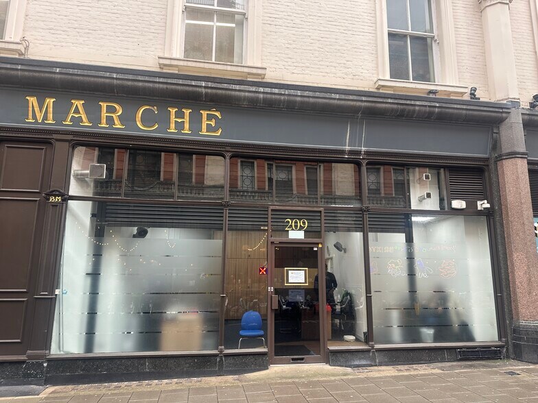 209 Ferndale Rd, Londres à louer - Photo de l’immeuble – Image 1 sur 1