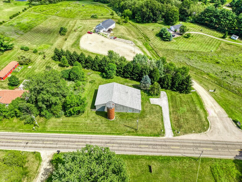 15921 W M 36, Pinckney, MI à vendre - Photo de l’immeuble – Image 3 sur 46