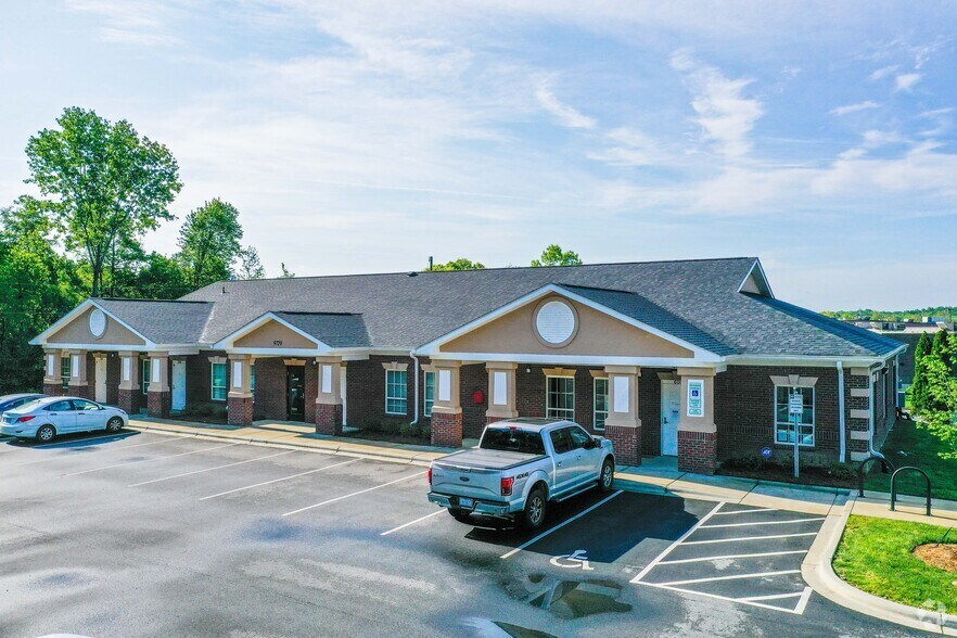 9729 Northeast Pky, Matthews, NC à louer - Photo principale – Image 1 sur 7