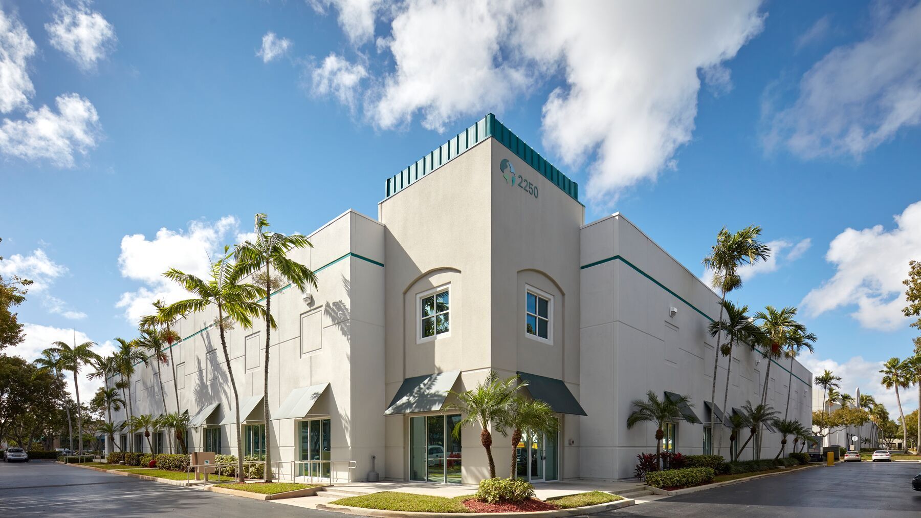 2250 NW 84th Ave, Miami, FL à louer Photo de l’immeuble– Image 1 sur 2