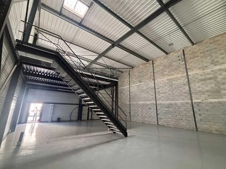 Local d’activités dans Signes à louer - Photo intérieure – Image 3 sur 8