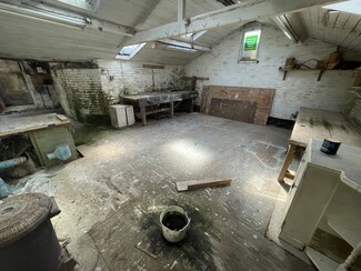 Plus de détails pour 56A Priory Rd, Reigate - Industriel/Logistique à louer