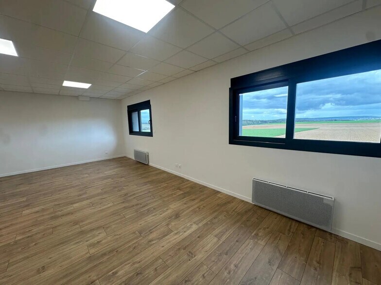 Local d’activités dans Hérouville-en-Vexin à louer - Photo de l’immeuble – Image 3 sur 12