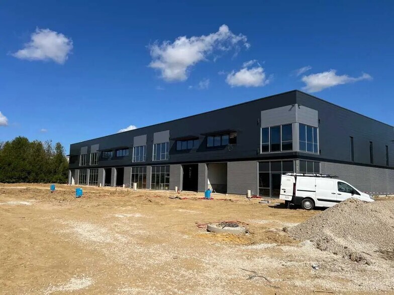 Local d’activités dans Plaisir à louer - Photo de l’immeuble – Image 1 sur 8