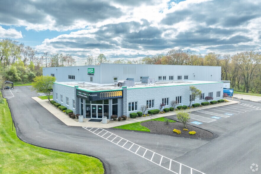 621 Hunt Valley Cir, New Kensington, PA à louer - Photo principale – Image 1 sur 7