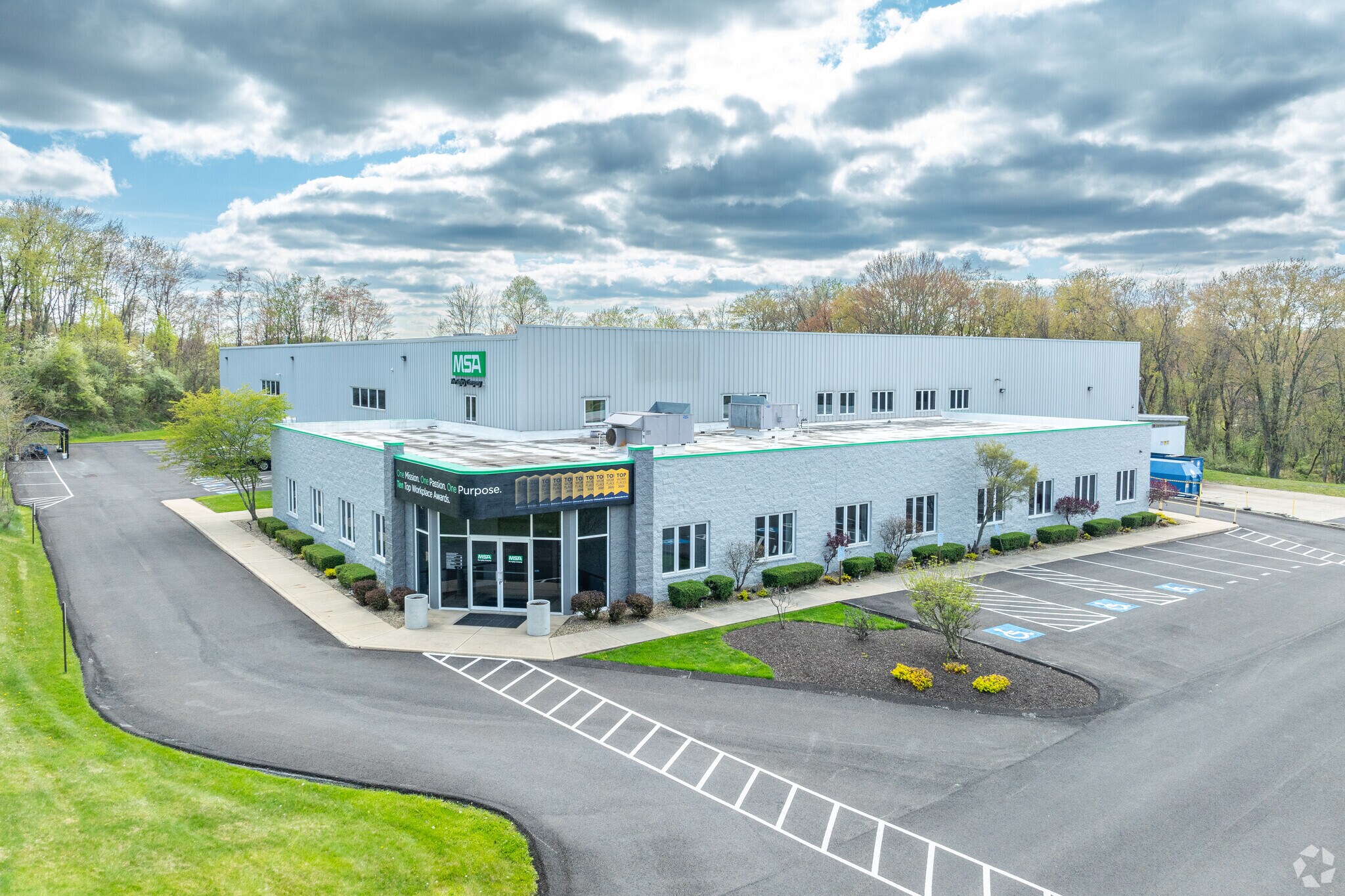 621 Hunt Valley Cir, New Kensington, PA à louer Photo principale– Image 1 sur 8