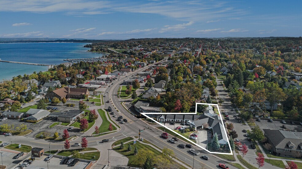525 W Mitchell St, Petoskey, MI à vendre - Photo de l’immeuble – Image 1 sur 21