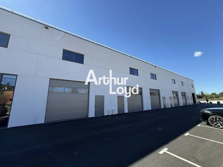 Local d’activités dans La Motte à louer - Photo de l’immeuble – Image 3 sur 5