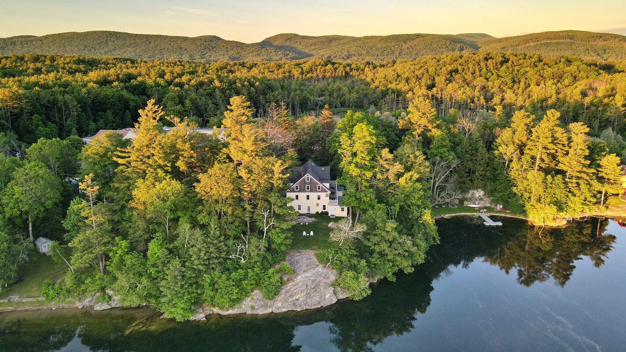 615 Laurel St, Lee, MA à vendre Photo principale– Image 1 sur 45