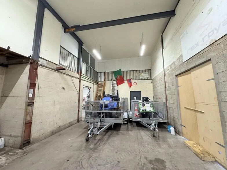 Local d'activités dans Houilles à vendre - Photo de l’immeuble – Image 2 sur 11