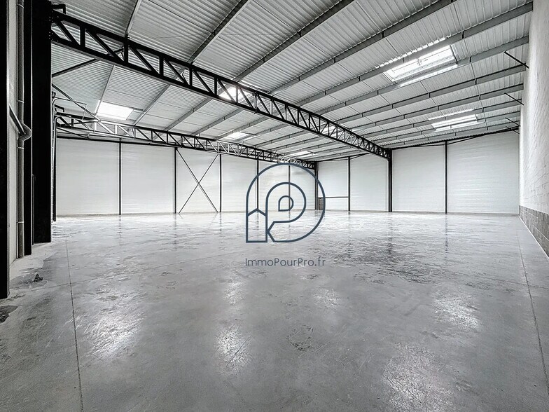 Local d'activités dans Leers à vendre - Photo de l’immeuble – Image 2 sur 13