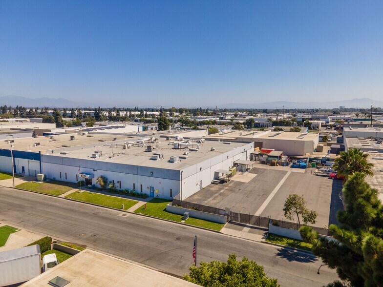 15632 Container Ln, Huntington Beach, CA à vendre - Photo de l’immeuble – Image 3 sur 6