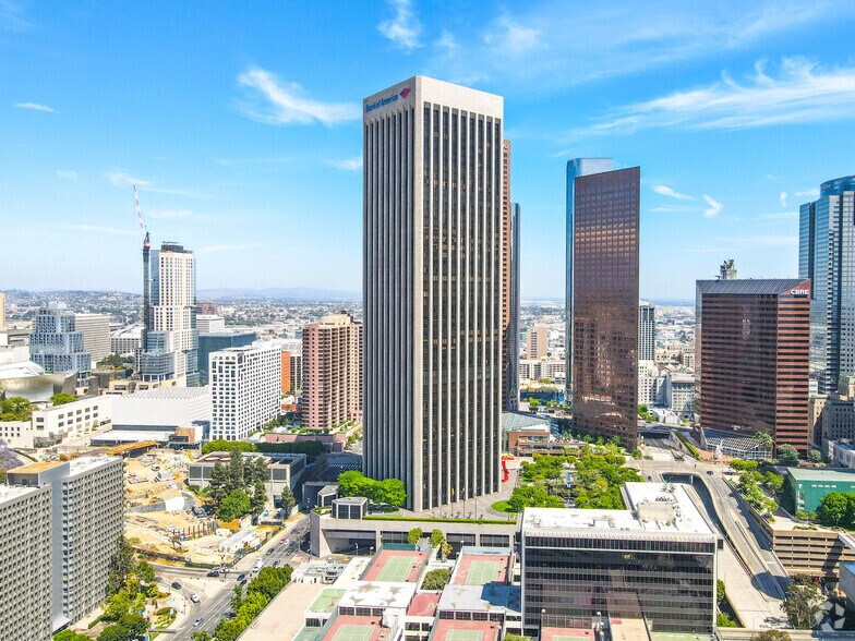 333 S Hope St, Los Angeles, CA à louer - Photo de l’immeuble – Image 1 sur 11