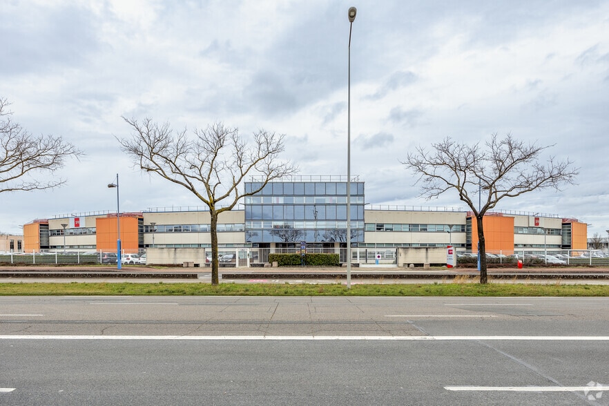 11 Allee Des Droits De L'Homme, Bron à vendre - Photo principale – Image 1 sur 3