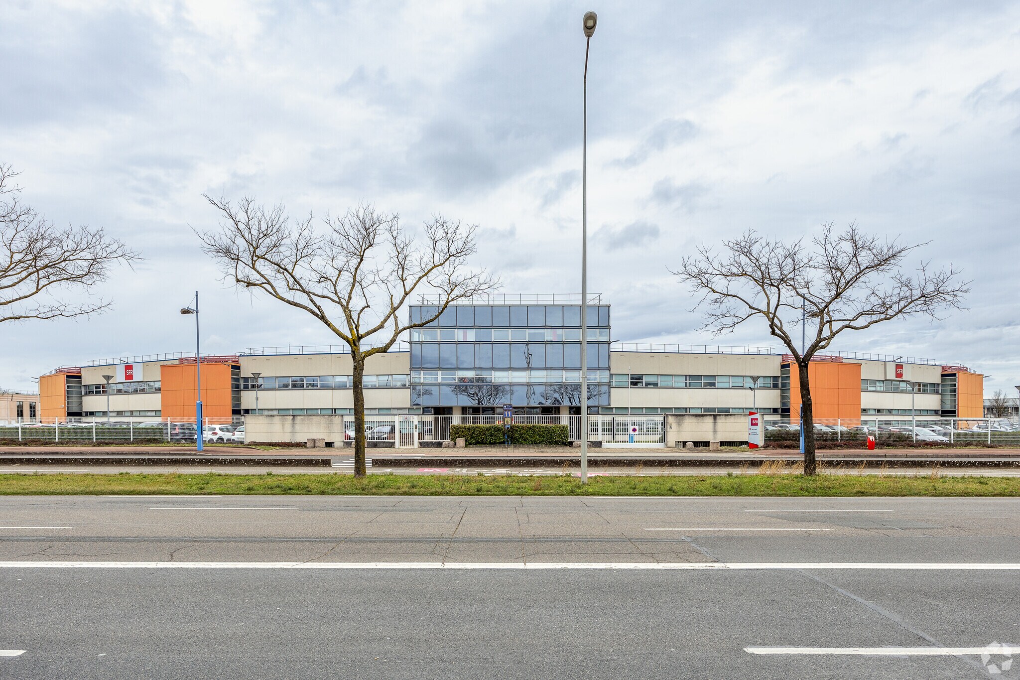 11 Allee Des Droits De L'Homme, Bron à vendre Photo principale– Image 1 sur 4