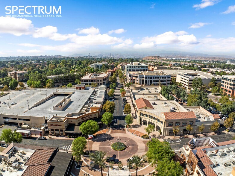 24251 Town Center Dr, Valencia, CA à louer - Photo de l’immeuble – Image 2 sur 16