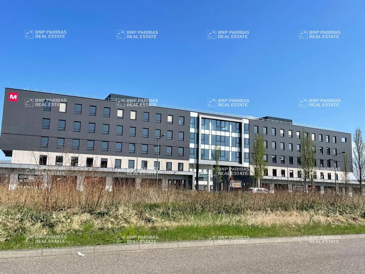 Local commercial dans  à louer Photo de l’immeuble– Image 1 sur 28