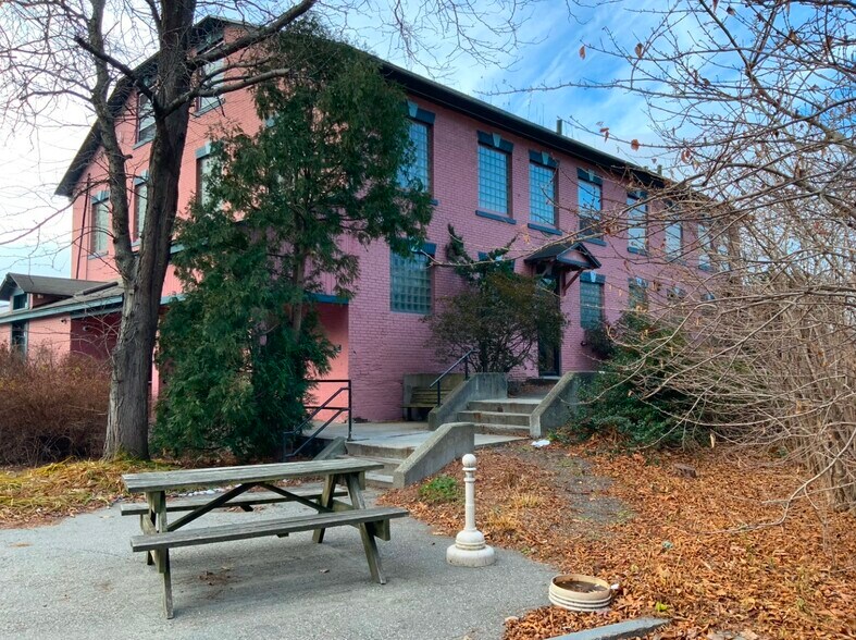 28 Spring Tree Rd, Brattleboro, VT à vendre - Photo de l’immeuble – Image 3 sur 11