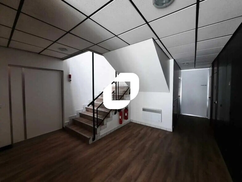 Bureau dans Les Ulis à louer - Photo de l’immeuble – Image 3 sur 11