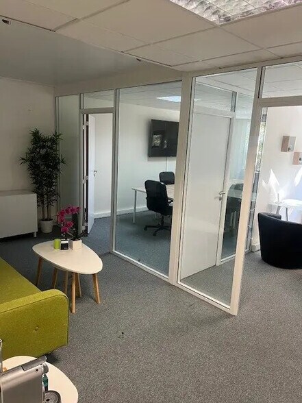 Bureau dans Évry-Courcouronnes à louer - Photo de l’immeuble – Image 1 sur 4