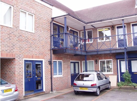 Tolworth Clos, Surbiton à vendre - Photo de l’immeuble – Image 2 sur 4