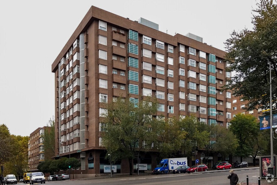 Immeuble residentiel dans Madrid, Madrid à vendre - Photo principale – Image 1 sur 1